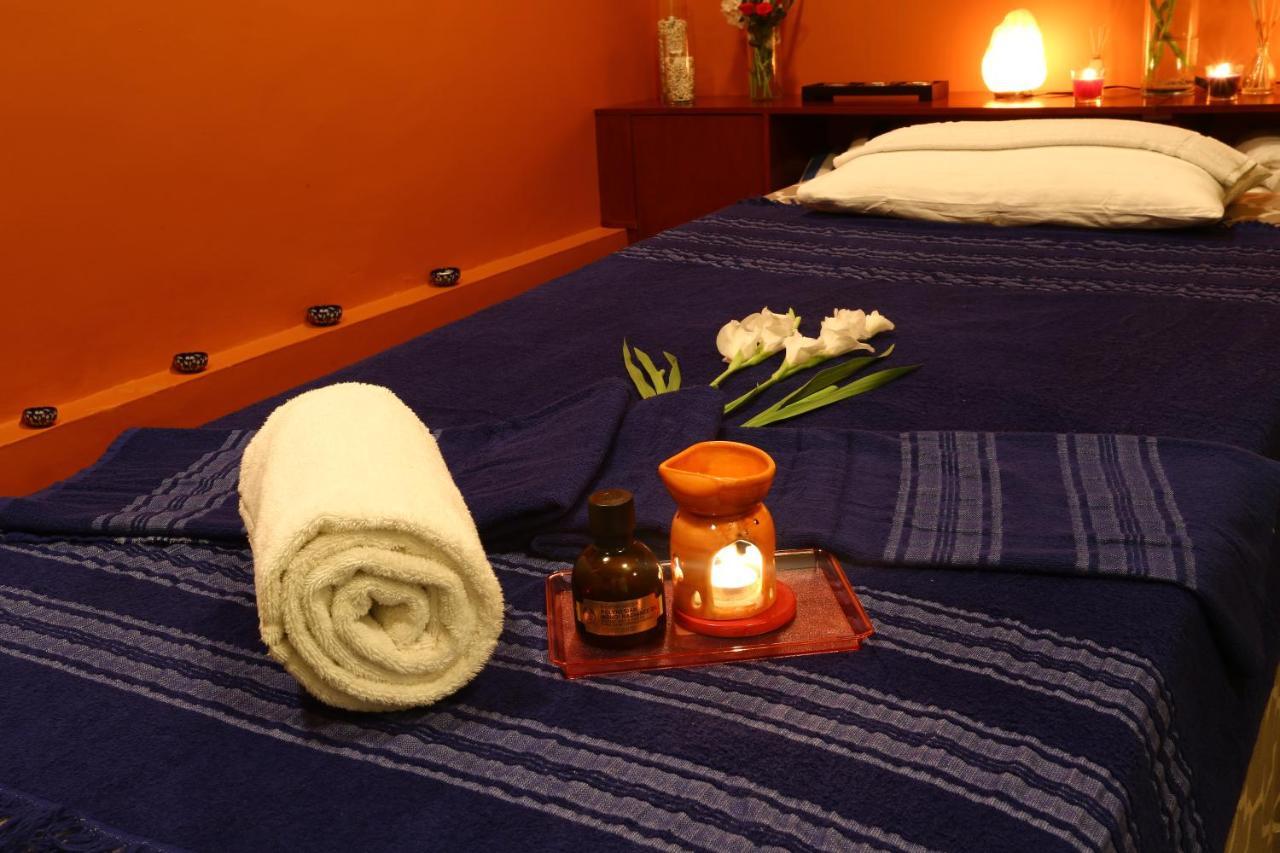 Avari Towers Karachi Ngoại thất bức ảnh A massage table