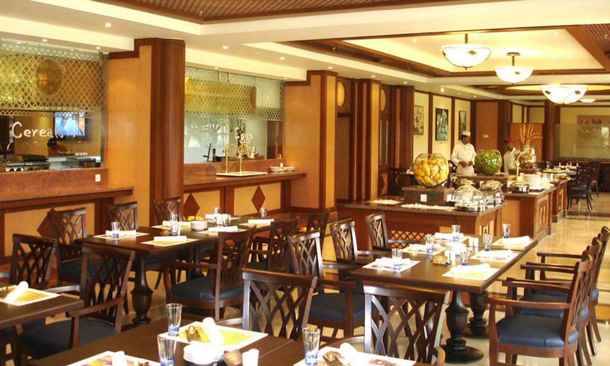 Avari Towers Karachi Ngoại thất bức ảnh The interior of a restaurant