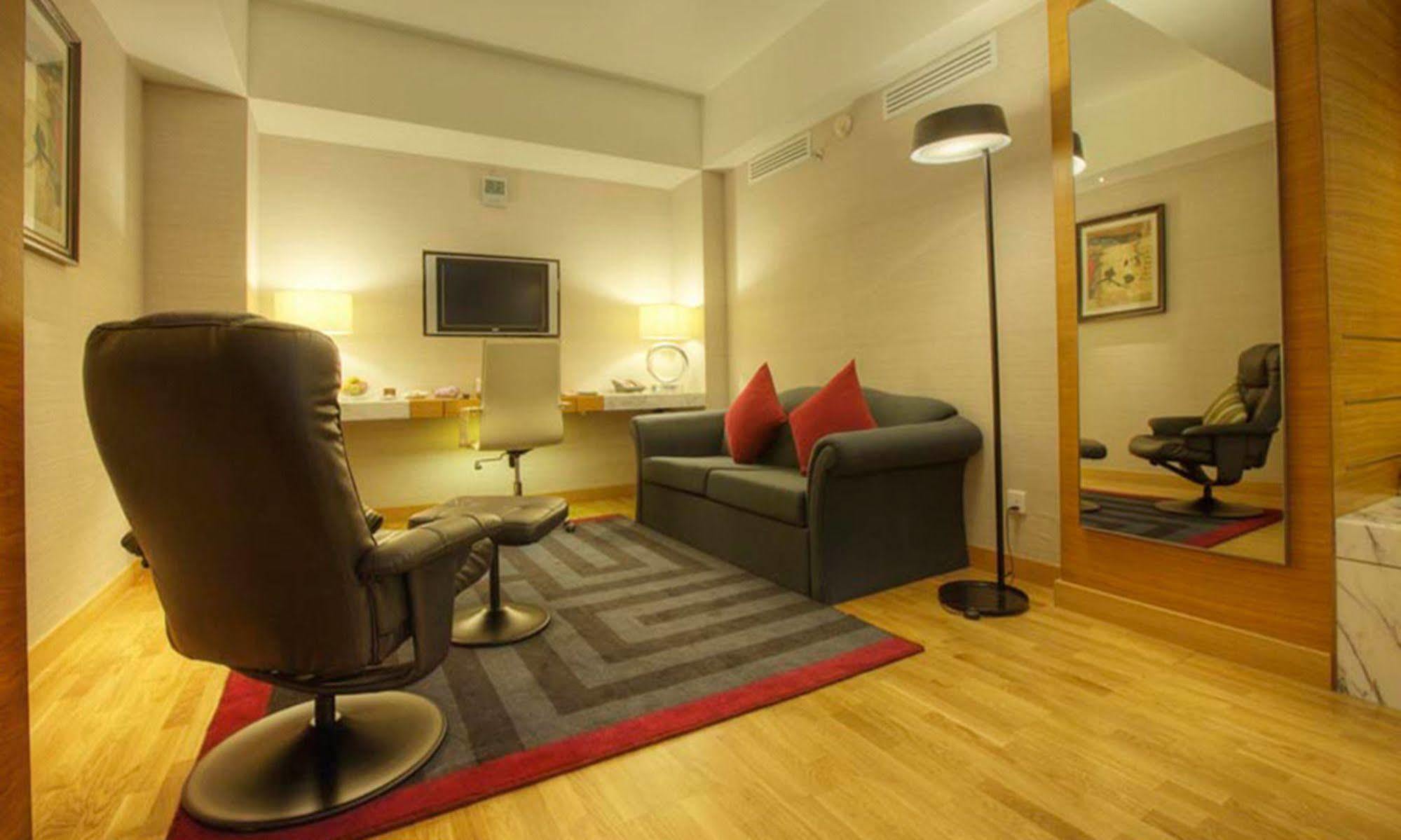 Avari Towers Karachi Ngoại thất bức ảnh A suite at the hotel